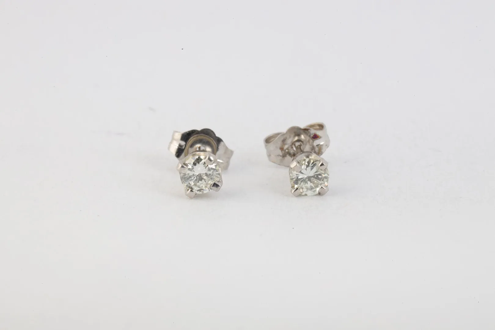 14k White Gold 0.42tcw Diamond Stud Earrings (0.90g.)