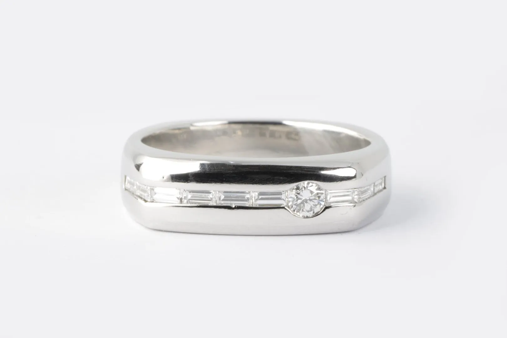 950 Platinum 0.60ctw Diamond Ring Size 10 (19.50g.)