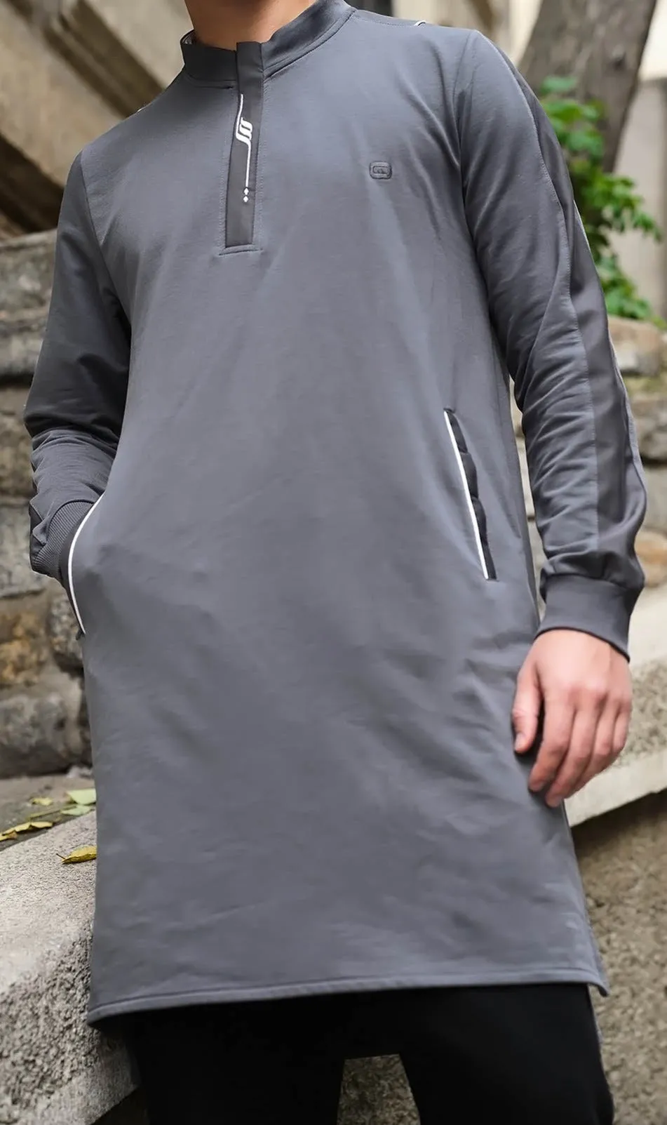 Muslim Men’s Short Jubba Kamisweat Subtil QL in Dark Grey and White